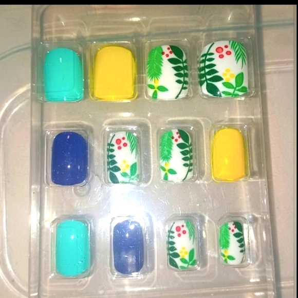 SASSY+CHIC 12pc fingernail kit - Picture 2 of 2